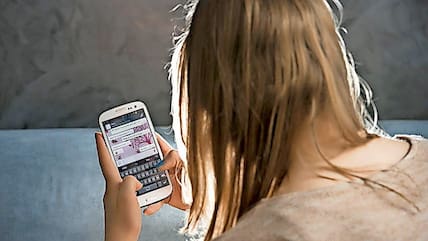 Das Gymnasium Pieschen in Dresden erlaubt den Handyeinsatz im Schulalltag zum digitalen Lernen.