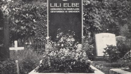 Der Grabstein wurde in den 60ern eingeebnet und soll nun wieder errichtet werden.