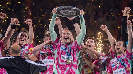 Die Füchse Berlin feiern die Bundesliga-Meisterschaft.